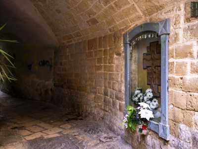 � stato posto sotto quell�arco soprannominato �del piscio� per via del suo abbandono e degrado